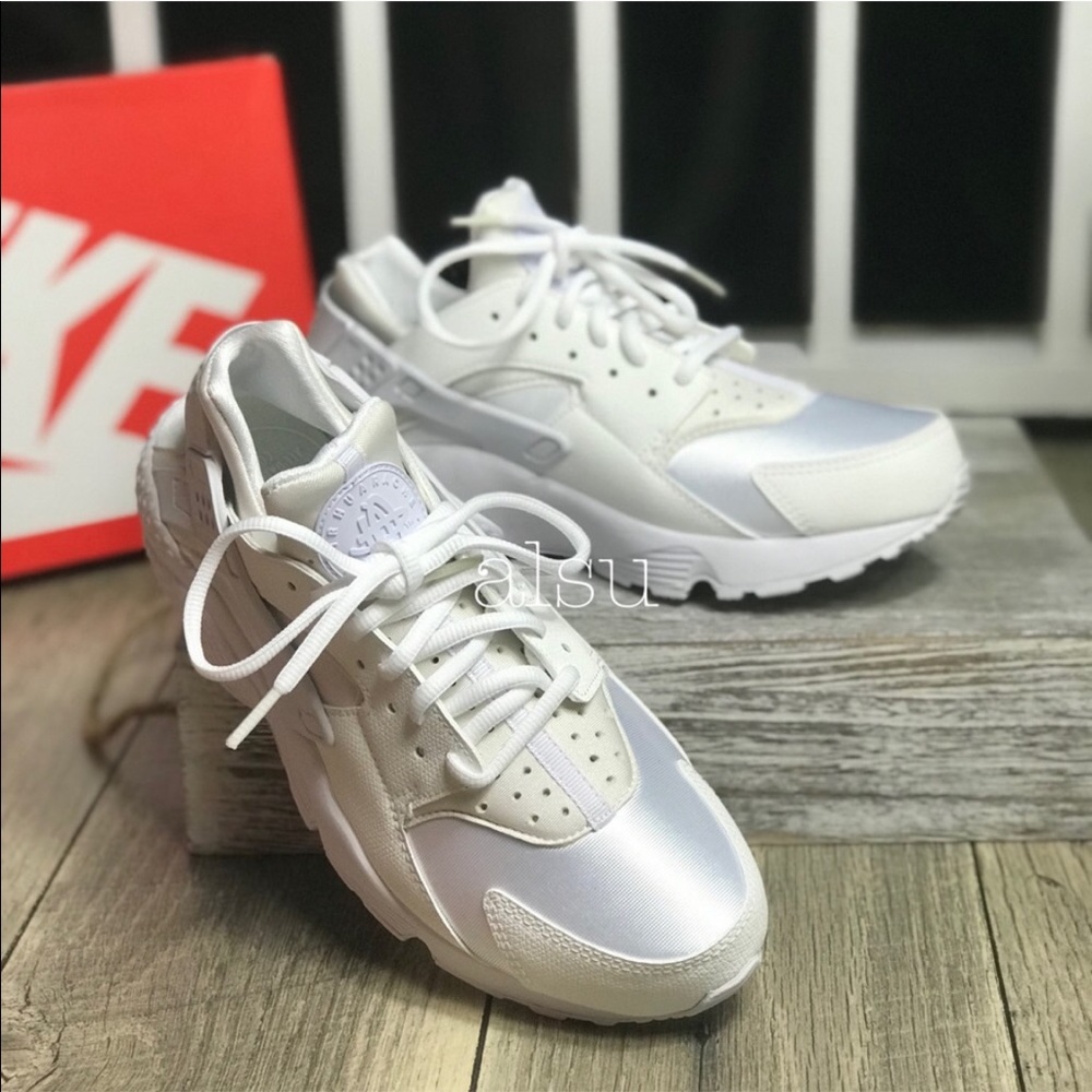 NWT Nike Air Huarache Run White WMNS - Picture 3 of 7